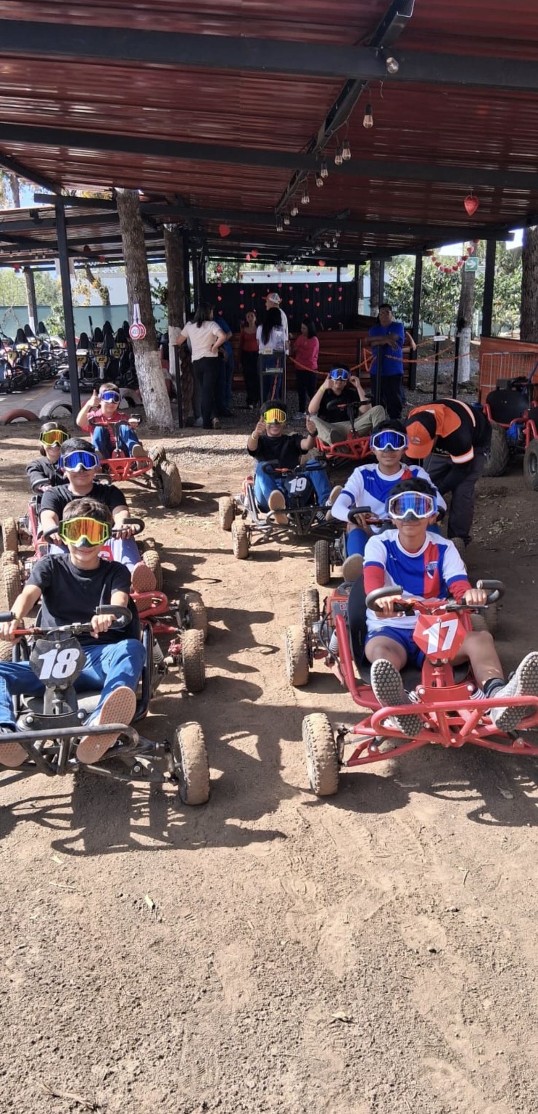Grupo de jóvenes en buggies con lentes de protección