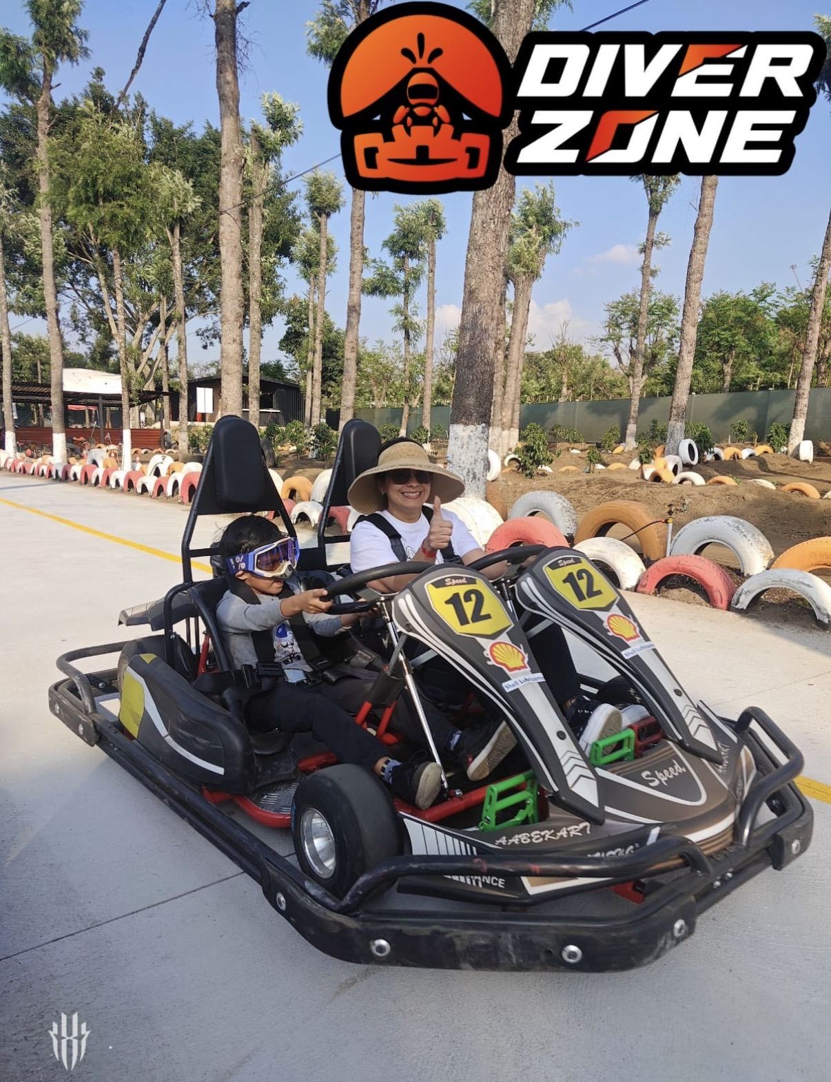 Familia sonriendo en un kart doble en Diver Zone