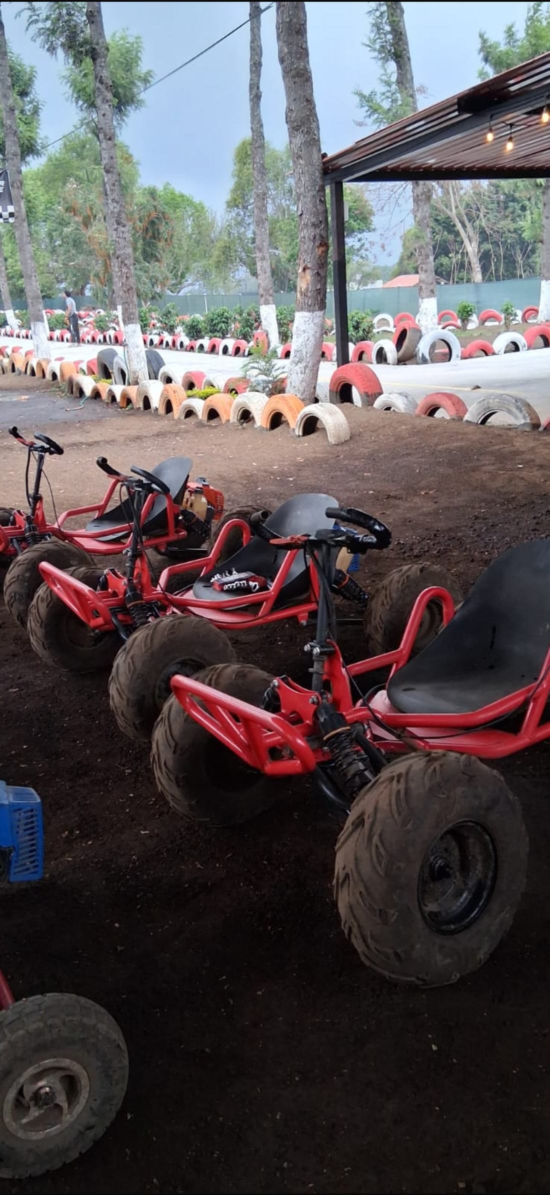 Buggies todo terreno estacionados junto a la pista