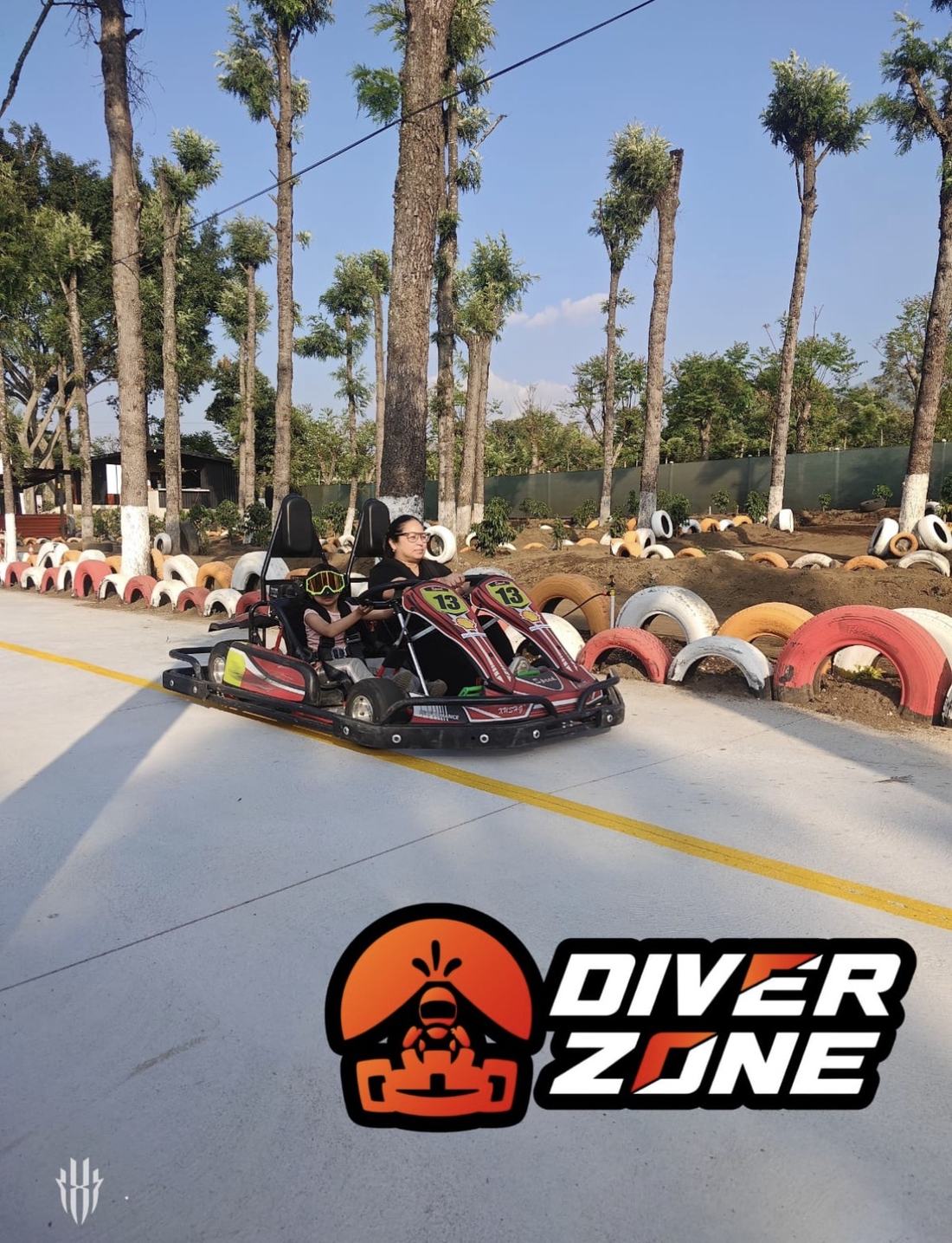 Niño conduciendo kart doble con acompañante
