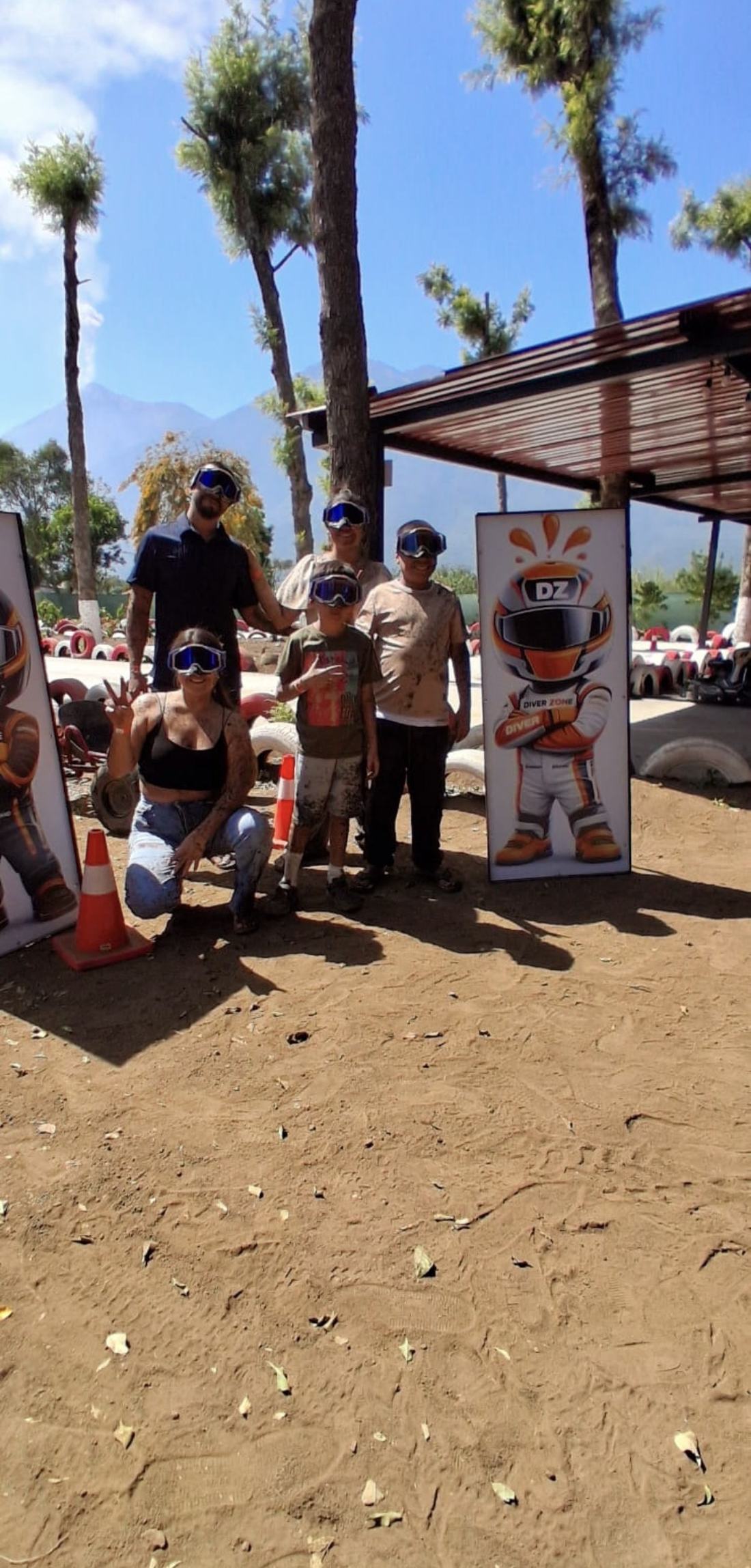 Grupo de amigos disfrutando un día en Diver Zone